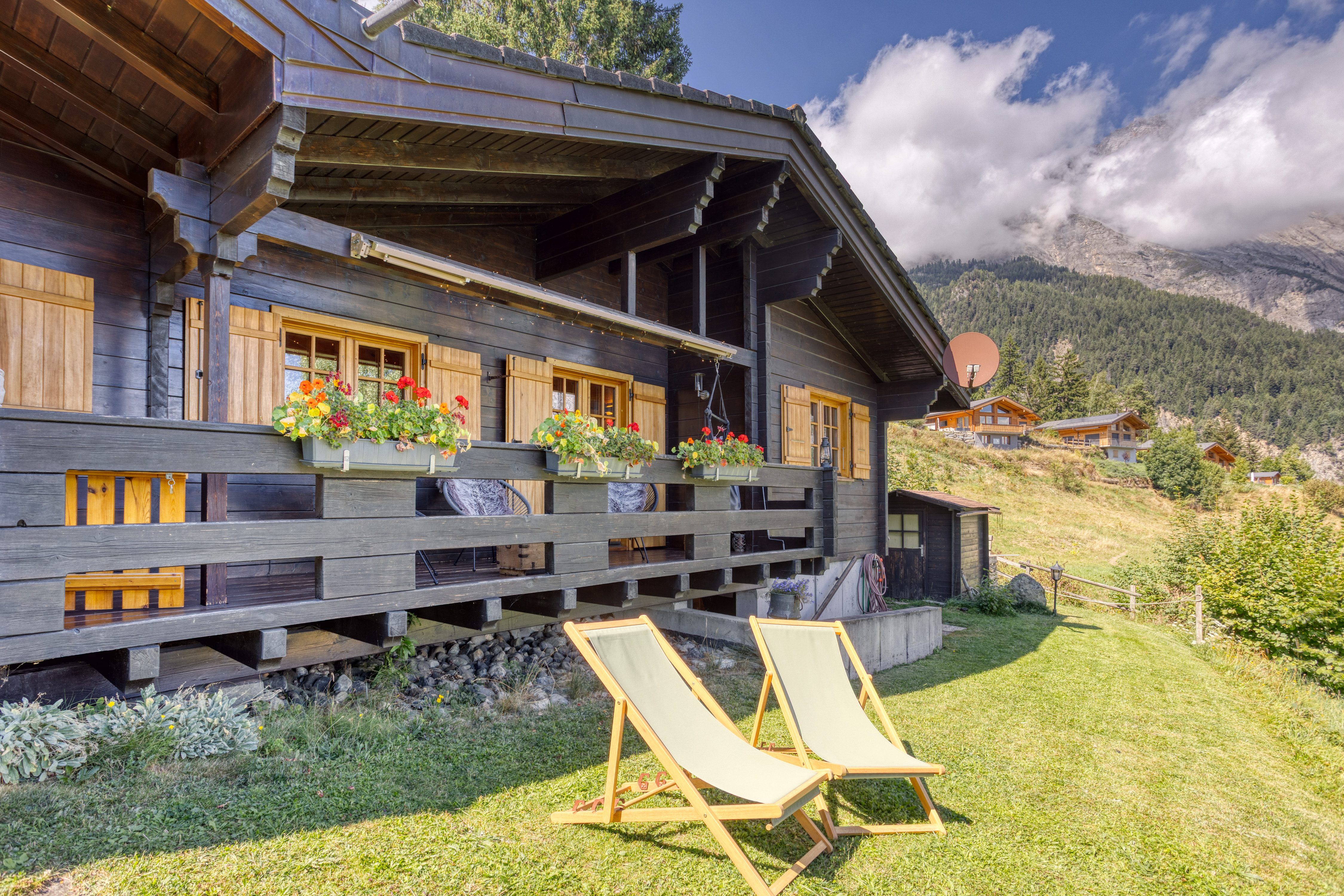 Extérieur ensoleillé du chalet Mon Rêve aux Mayens de Chamoson avec vue sur les montagnes