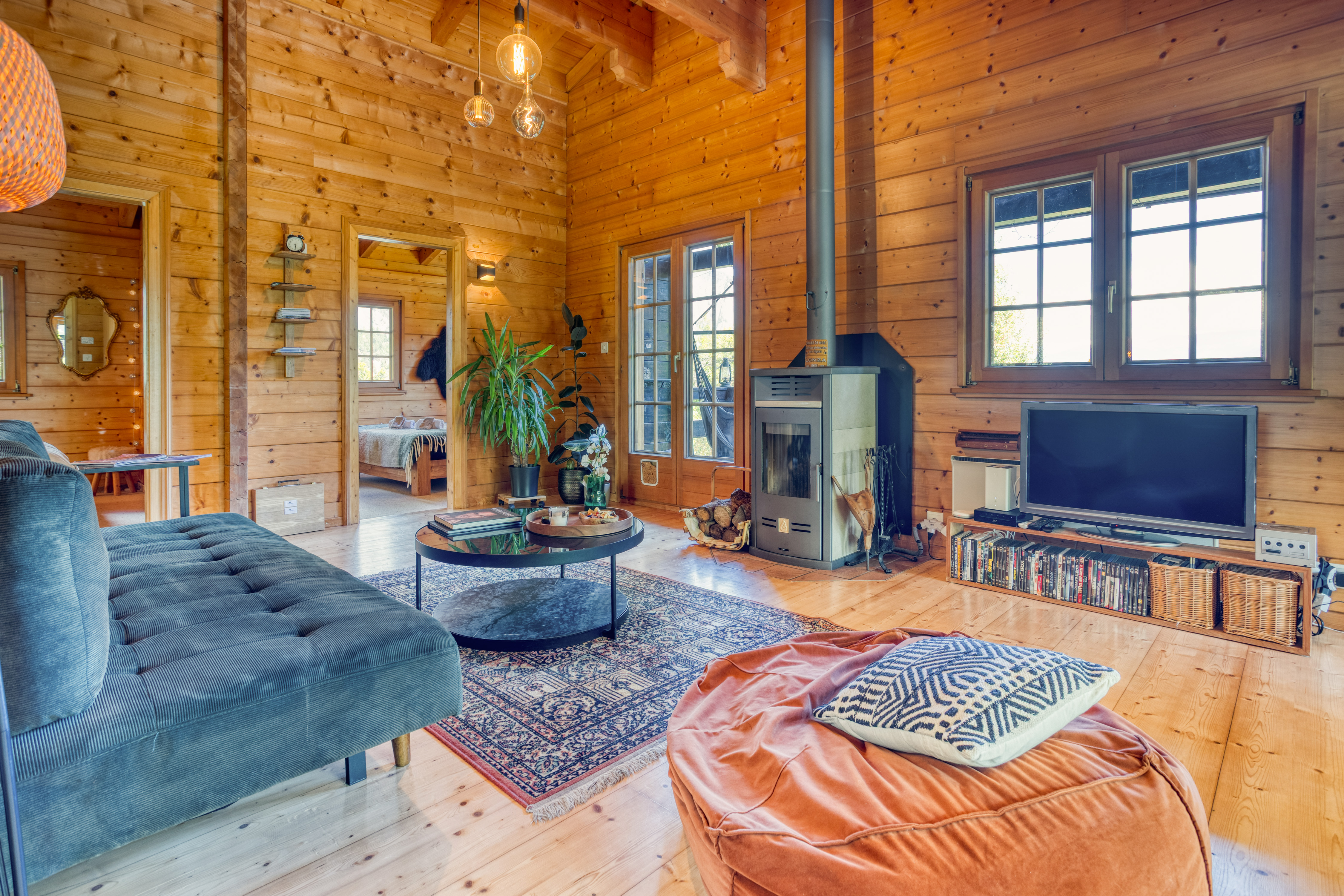 Salon, avec poêle à bois du chalet Mon Rêve aux Mayens de Chamoson