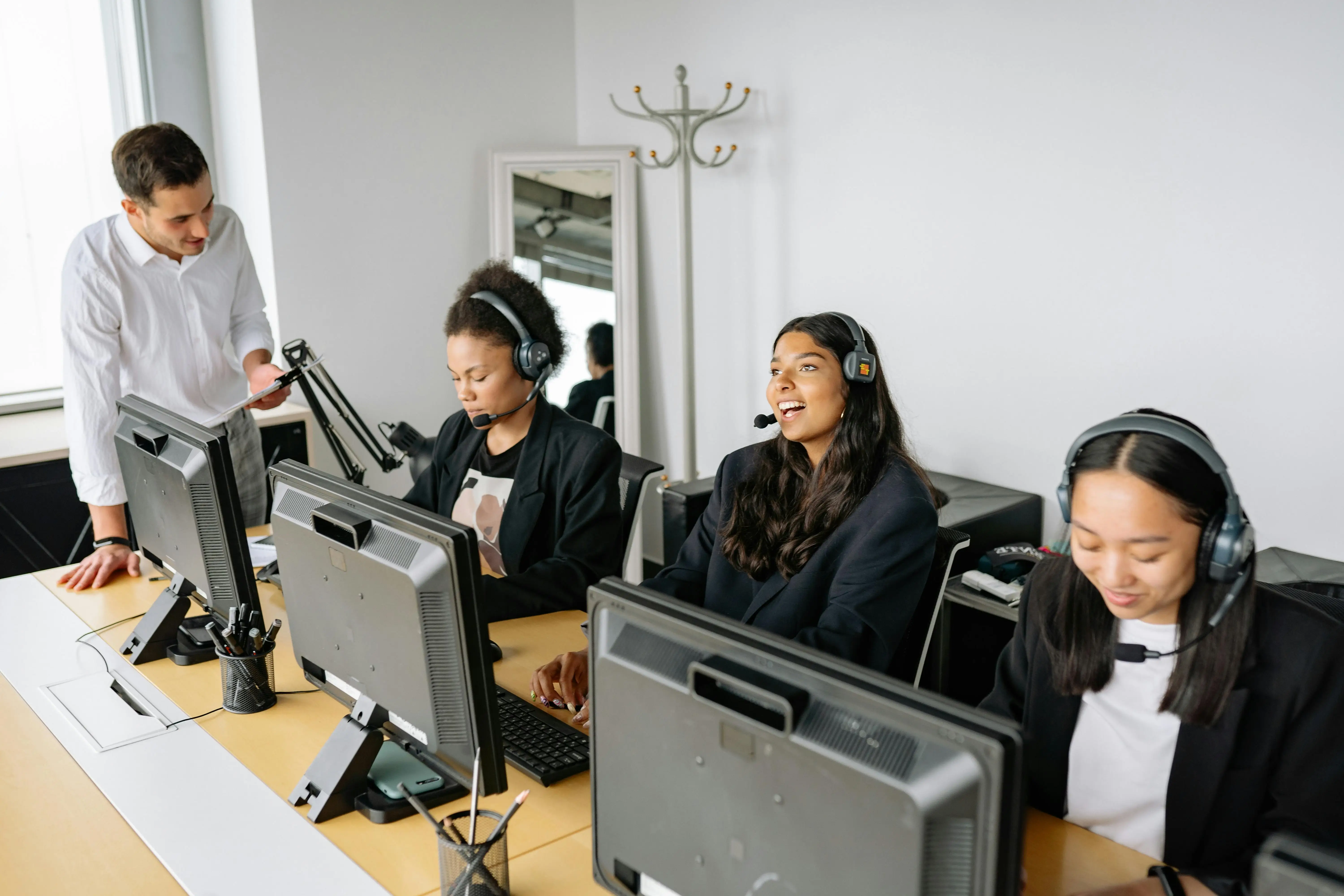 Équipe de support client communiquant avec des voyageurs