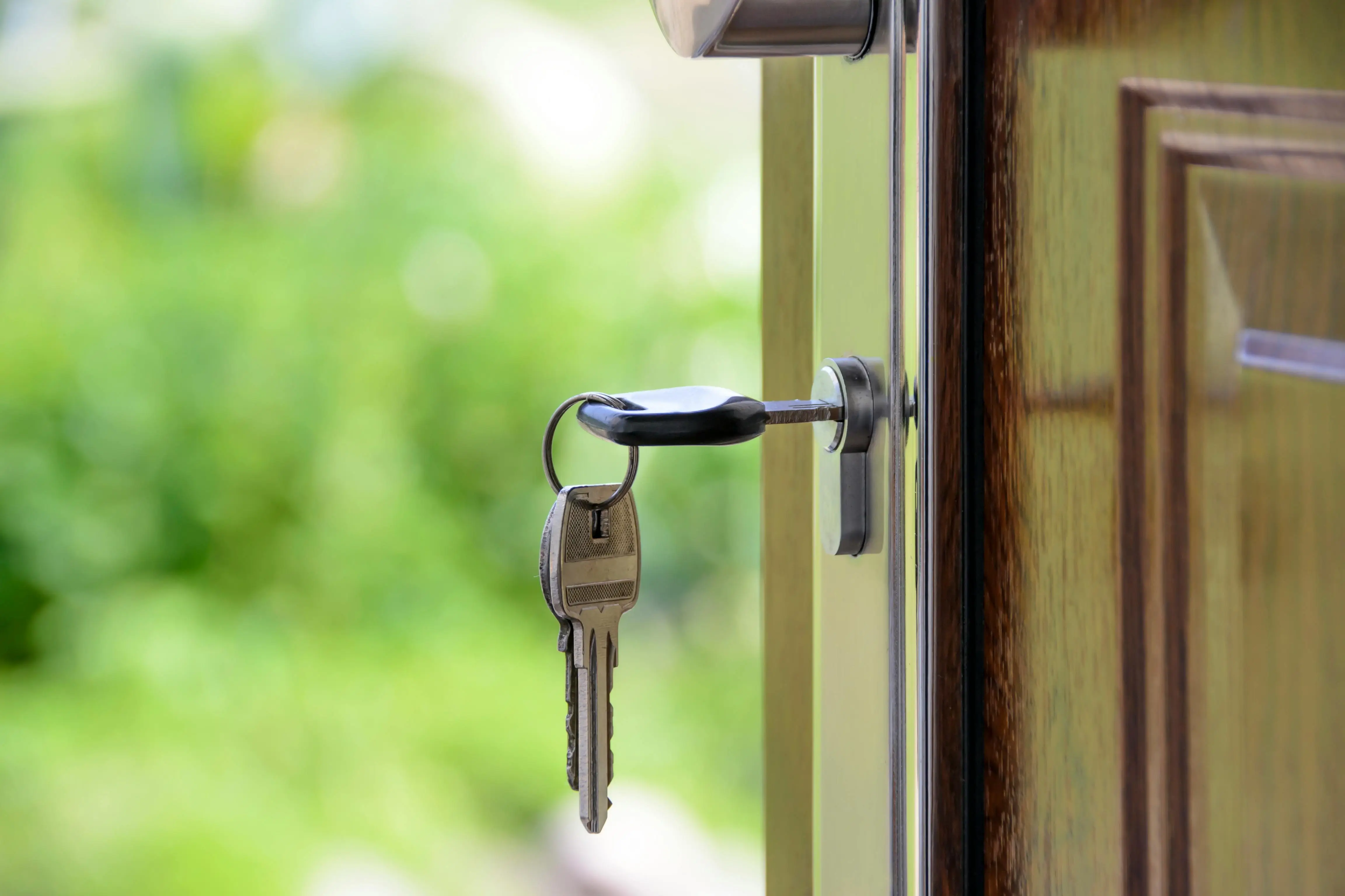 Clé dans une porte illustrant la gestion des arrivées et départs